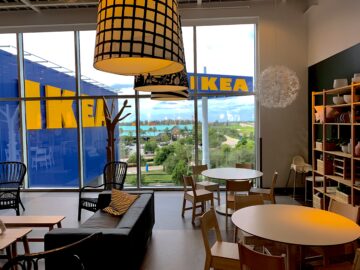 Sněhová bouře v Dánsku uvěznila zákazníky IKEA. V obchodním domě museli přenocovat