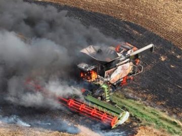 Horko komplikuje práci zemědělcům, kontrolujte si kombajny vzkazují hasiči zemědělcům